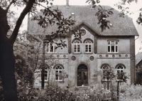 71 B&uuml;rgerschule um 1895, erbaut 1870 mit privatem Geld des Gemeindevorstehers H&ouml;lscher, wurde sp&auml;ter erstattet.